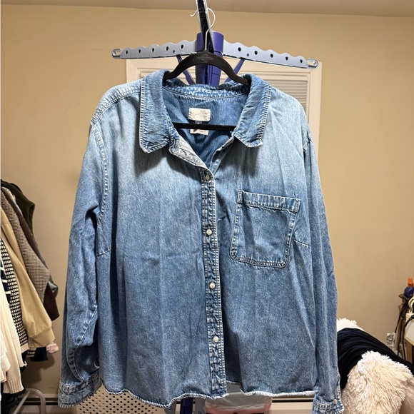 Universal Thread Women's
Cropped Long Sleeve Denim Shirt- Size 4x - Picture 4 of 7